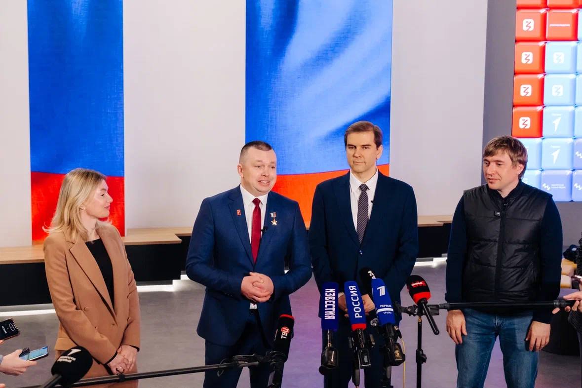 Сегодня в Национальном центре «Россия» открыли площадку «Молодежь и дети в Пространстве Возможностей» – Медиадом Движения Первых Церемонию открытия посетили вместе с начальником Управления Президента России по общественным проектам Сергеем Новиковым, руководителем Росмолодёжи Григорием Гуровым, участниками Движения и членами нашей команды. В Медиадоме разместятся наши информационные ресурсы: «Классное Радио» и «Новости Первых». Здесь мы будем развивать сообщество «МедиаПритяжения». Благодаря пространству ребята смогут создавать полезный контент, заниматься медиатворчеством, используя самые современные технологии. Уверен, площадка позволит юным журналистам, фото- и видеооператорам, режиссёрам и редакторам расширить кругозор и овладеть новыми навыками. Площадка создана Движением Первых, Росмолодёжью, президентской платформой «Россия – страна возможностей» и Российским обществом «Знание».