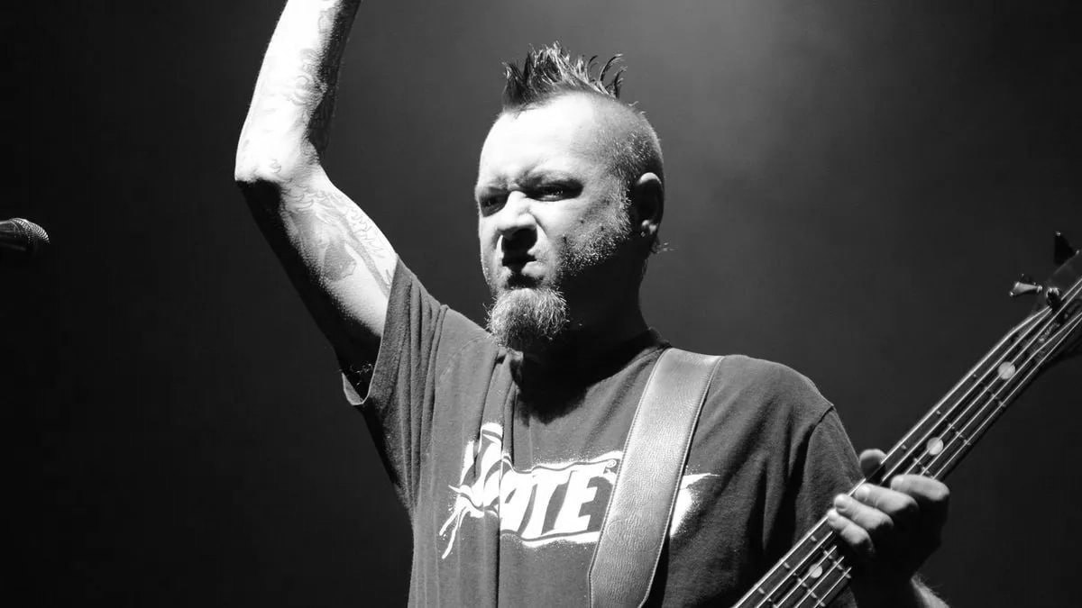 В возрасте 48 лет умер бас гитарист Limp Bizkit Сэм Риверс сообщила группа в соцсетях Сэм Риверс был не только нашим басистом он был чистой магией Пульс под каждой песней спокойствие в хаосе душа в звучании Покойся брат Твоя музыка никогда не заканчивается говорится в сообщении РЕН ТВ в Telegram в MAX