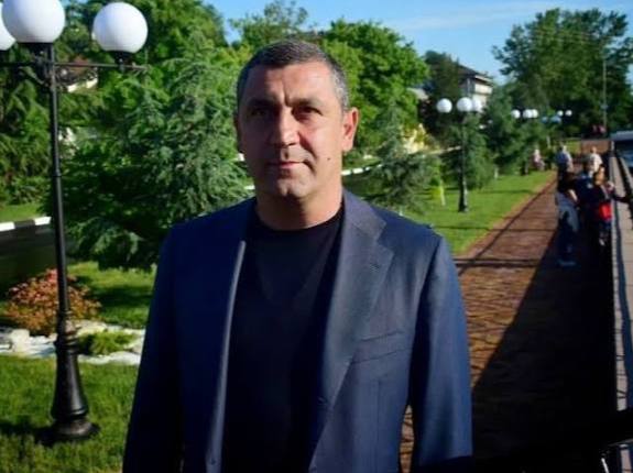 Застройщик из Сочи Анзор Пруидзе владелец компании Юг строй объявлен в международный розыск В 2024 году Центральный районный суд Сочи приговорил его к 5 годам и 2 месяцам колонии за мошенничество В июне 2023 года Пруидзе арестовали по ст 159 УК РФ после заявления кредитора на 11 млн рублей который утверждал что обязательства не выполнены Кубанские Новости   Мы в MAX