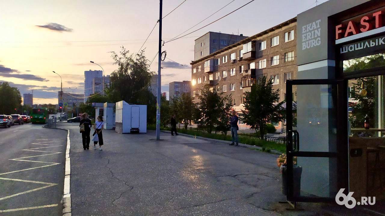 Около 300 остановок поставит мэрия в этом году В городе много остановочных павильонов, которые совмещены с киосками. Все их сносят в рамках борьбы с нелегальными ларьками. Общественный транспорт порой приходится ждать на пустырях без навесов и лавочек. Мэрия решила изменить подход. Теперь власти будут ставить новую остановку сразу или почти сразу после сноса ларька. Для этого потребуются деньги от спонсоров. За счет рекламных компаний поставили 19 навесов, установят еще 69 Застройщики купят 50 остановок Еще 158 оплатит мэрия, а администрации районов купят шесть навесов Новости из Екатеринбурга