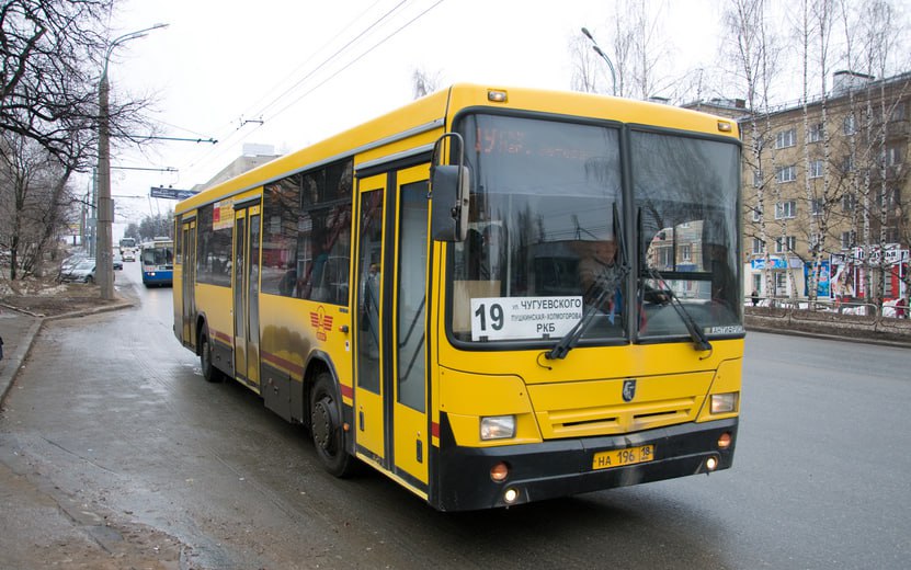 UPD: Репетиция отменена, транспорт будет следовать привычными маршрутами Транспорт пойдет в объезд С 17:00 28 апреля из-за проведения репетиции Парада Победы в столице Удмуртии общественный транспорт перенаправят с улицы Пушкинской на другие магистрали Так, троллейбусы маршрутов №№ 1, 4 и 7 будут объезжать закрытый участок от Кирова до Советской через улицу Удмуртскую. Автобусы маршрутов №№ 19 и 28 перенаправят на улицы Кирова, Удмуртскую и Советскую, маршрута № 26 – на улицы Кирова и Горького. #Удмуртия #Ижевск