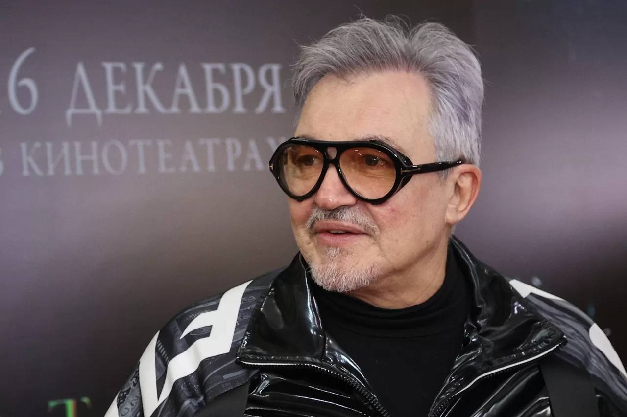 Дибров о своем голом выходе со спутницей Особенность мужской одежды Ведущий Дмитрий Дибров на днях оказался в центре скандала после появления в Сети видео на котором он выходит из машины с незнакомой девушкой На записи заметно что у телезвезды расстегнута ширинка и оголена та часть тела которую не принято демонстрировать на публике Эти кадры вызвали волну критики и возмущения общественности Дибров заявил что ему ни капли не стыдно ведь в произошедшем нет ничего предосудительного Он отметил что многие могли оказаться в подобной неловкой ситуациях с расстегнутой ширинкой А еще Дмитрий подчеркнул что между ним и девушкой не было никакого контакта и их действия неверно истолковали Телеведущий настаивает что имеет право на личную жизнь и ничего шокирующего в его поведении в тот вечер не было Также выяснилось что Диброва шантажировали этими кадрами но он отказался платить деньги вымогателям Ко мне обратилась омерзительная компания с требованием денег за то чтобы не публиковать вот этот материал Я посмотрел его и подумал ну что в этом такого Это особенность мужской одежды Ну кто из вас не нарывался на рекомендации коллег по цеху да и хотя бы собственной мамы о том что надо бы застегнуть ширинку сказал Диброва После инцидента он решил покинуть Россию и отпраздновать свой 66 й день рождения на Бали Адвокат Александр Добровинский намекнул что недавно оформивший развод Дмитрий проводит отпуск не в одиночестве Подпишись на 7Дней