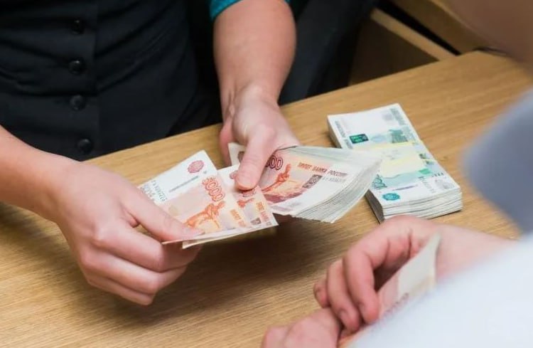 Доля заемщиков с высоким рейтингом сократилась до 19 Год назад в 2024 году показатель был значительно выше и достигал 29 по данным НБКИ К категории наиболее надежных относятся заемщики с рейтингом более 750 баллов и именно эта группа заметно сократилась В структуре спроса на банковские кредиты доля самых кредитоспособных клиентов уменьшилась на 10 п п При этом финансовые организации ужесточают требования к качеству кредитных историй стремясь снизить риски просрочек fatcat18