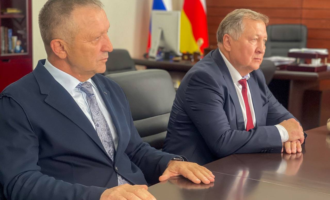 Борис Джанаев встретился с председателем Общероссийского профсоюза работников автомобильного транспорта и дорожного хозяйства Владимиром Ломакиным  Председатель Правительства отметил, что сегодня Общероссийский профсоюз работников автомобильного транспорта и дорожного хозяйства делает многое для повышения уровня жизни и социальной защищенности представителей организации. Одна из ключевых задач – поддержание и развитие социального партнерства на автотранспорте и дорожном хозяйстве. Премьер-министр подчеркнул важность комплексного и всестороннего подхода при участии всех заинтересованных сторон.  Подробнее читайте на нашем сайте.   #alaniagov #севернаяосетия #алания #правительстворсоа