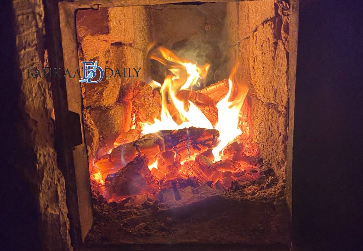 В Бурятии девушка украла почти полмиллиона рублей а затем сожгла их Фермер получил крупную сумму на руки после продажи коров Спрятал деньги по тайникам в доме а после обнаружил что там не хватает части денег а именно 485 тысяч рублей Воровкой оказалась 23 летняя возлюбленная сына фермера Когда мужчины уехали в Улан Удэ она осталась у них дома сидеть с маленьким ребёнком и тогда то и стащила деньги Позже узнав что мужчина обратился в полицию девушка испугалась и заметая следы сожгла все деньги в печке