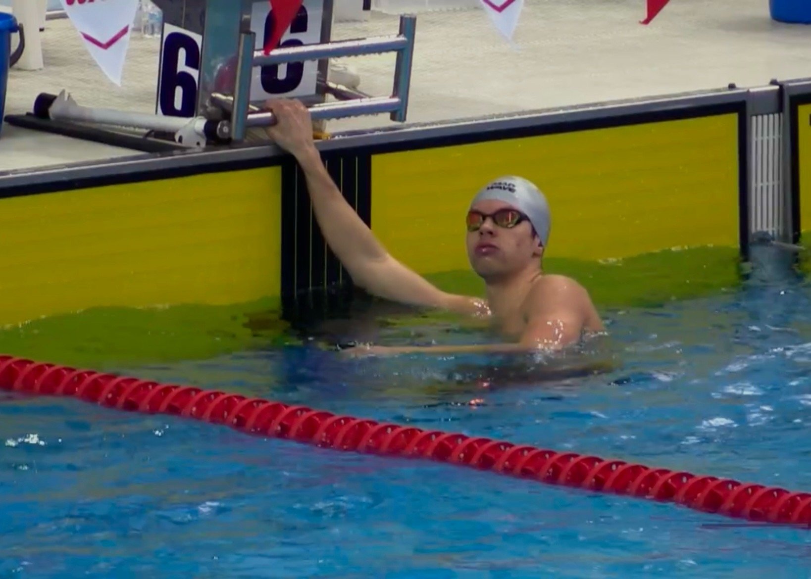 Волгоградский пловец Иван Моргун завоевал два золота на этапе Кубка России 18 и 19 февраля в подмосковной Рузе прошёл первый этап Кубка России по плаванию Волгоградец Иван Моргун дважды поднялся на высшую ступень пьедестала На дистанции 1500 м вольным стилем среди 58 претендентов он завоевал золото с результатом 15 мин 21 64 сек Серебро досталось москвичу Сергею Семёнову 15 23 65 а бронзу взял его земляк Ясин Тоффахи 16 00 95 На следующий день на дистанции 400 м вольным стилем Иван финишировал с результатом 3 мин 54 96 сек оставив позади почти сотню соперников II место Егор Бабинич из Новгородской области 3 55 59 III место Андрей Черепков из Санкт Петербурга 3 55 74 Уже завтра 21 февраля в Обнинске стартует второй этап Кубка России Подписывайтесь на тот самый легендарный РИАЦ