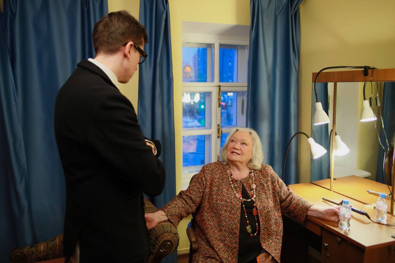 Такую новость невозможно не опубликовать сразу Объявлены лауреаты премии зрительских симпатий Звезда театрала в почётной номинации Легенда сцены Легенда сцены народная артистка России Людмила Полякова Не было до этого никаких сомнений но официально вот Среди лауреатов кроме Людмилы Петровны дирижёр Владимир Федосеев и артист оперетты Герард Васильев Лауреаты в других 19 номинациях станут известны непосредственно на торжественной церемонии вручения премии 15 декабря в Театре имени Вахтангова Фото Е Люлюкина творческий вечер Людмилы Поляковой на Камерной сцене