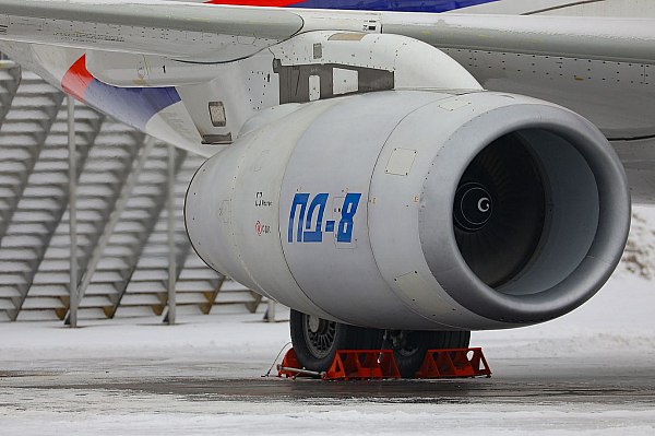 Авиадвигатель ПД 8 для самолета Superjet 100 успешно прошел испытания на обрыв лопатки вентилятора Объединенная двигателестроительная корпорация Госкорпорации Ростех успешно провела инженерные испытания нового авиационного двигателя ПД 8 для регионального самолета Superjet 100 На стенде рыбинского предприятия ОДК Сатурн он доказал свою надежность в критической ситуации при разрушении лопатки Об этом сообщает AVIA RU со ссылкой на данные Ростеха Инженерные испытания по обрыву лопатки вентилятора являются обязательными при сертификации Лопатка не должна пробить корпус двигателя в случае возникновения подобной критической ситуации во время полета Это гарантирует целостность фюзеляжа самолета возможность успешной посадки и безопасность пассажиров aviaru net n290951