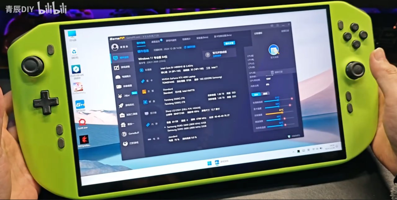 RTX 4090 в руках: моддер собрал монстра среди портативок  Китайский моддер Qingchen DIY решил, что ждать NVIDIA в сегменте портативок — скучно, и собрал свою собственную зверь-машину. В основе консоли, шасси Tongfang, с Intel Core i9-14900HX и мобильной NVIDIA GeForce RTX 4090    Консоль получила 12,5" IPS экран с честными 4K, ОЗУ 64 ГБ DDR5-5600  можно апгрейдить  и SSD накопитель на 2 ТБ. Есть и батарея на 50 Вт·ч, но для полного раскрытия потенциала питание лучше подавать от сети  в нагрузке система может потреблять до 175 Вт .  По сути, это ноутбук, пересаженный в формат портативки: материнка и охлаждение напрямую перекочевали от лэптопа. В 4K тестах  правда, автор не поделился настройками  God of War и Horizon Forbidden West частота кадров достигает 110 FPS, а видеочип нагрелся до 72°C — для такой мощности результат впечатляющий.  Прокачка персонажа идёт вместе с прокачкой мышц?    #новости #пк #железо   Регард