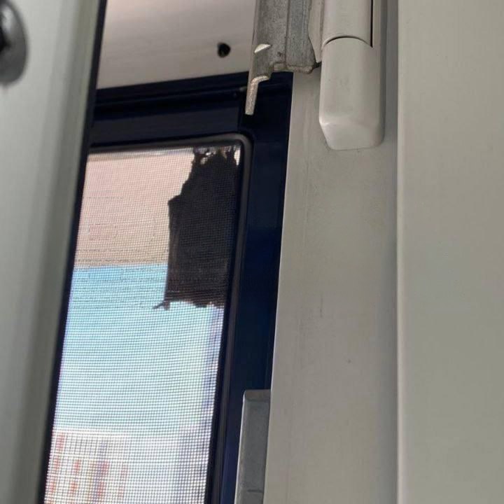 Летучие мыши напугали жителей Москвы и Подмосковья В многоквартирных домах участились случаи залёта летучих мышей через открытые окна Эксперты объясняют сейчас у животных период подготовки к зимней спячке они ищут тёплые и тёмные укрытия поднимаясь даже на высоту 20 го этажа Специалисты предупреждают летучие мыши могут быть переносчиками бешенства поэтому при контакте с ними необходимо обращаться к медикам Прямой эфир