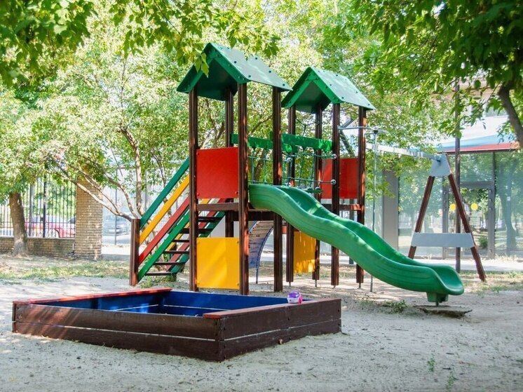 В Мелитополе завершено благоустройство сквера на улице Ломоносова    Работы по благоустройству сквера на улице Ломоносова проводился по поручению главы Мелитопольского городского округа Сергея Золотарёва в рамках народной программы.    В ходе работ был выполнен ремонт и покраска лавочек и урн, обновлены детские площадки, а также территория очищена от сушняка и сорняков.     Теперь сквер стал ещё более живописным и комфортным для отдыха жителей!    Золотарёв отметил оперативное реагирование руководителей профильных служб и ряд позитивных изменений, которые уже можно увидеть.    Мелитополь продолжает двигаться вперёд – улучшать общественные пространства для нашего комфорта и радости!  Новый Мелитополь подпишись