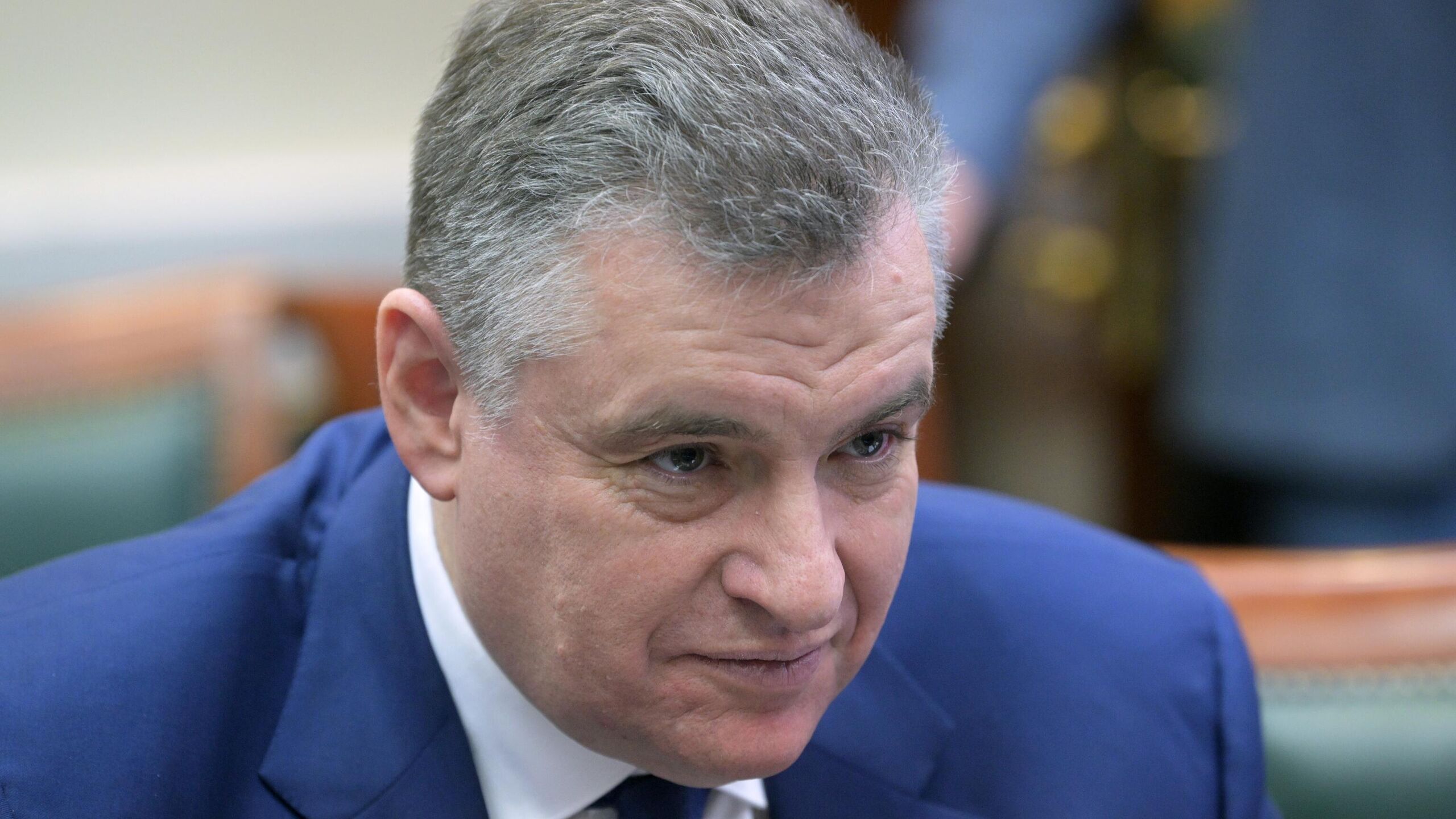Председатель ЛДПР Леонид Слуцкий призвал закрепить федеральный стандарт расчета подушевого финансирования в сфере школьного образования пишет Парламентская газета со ссылкой на опубликованный 26 августа доклад о неравенстве в среднем сегменте образования Из за разницы в размерах бюджетов регионов и отсутствия единых подходов финансирование школ отличается в разы считает политик Как утверждает парламентарий ключевой источник неравенства разница в объемах средств выделяемых в регионах на одного ученика в год для получения соответствующего образования