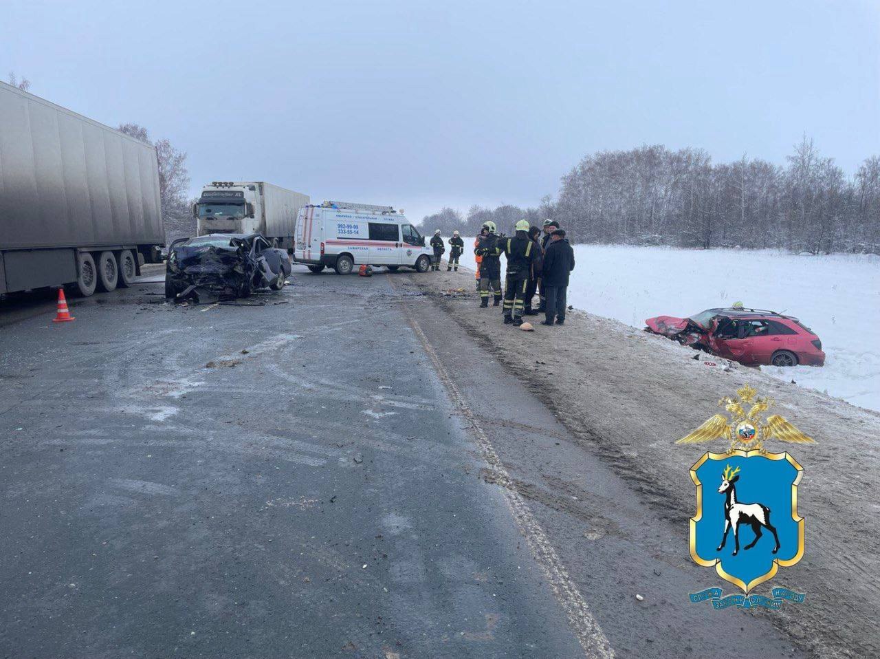 Три человека погибли в страшной аварии на трассе М-5 в Самарской области  ДТП произошло в Красноярском районе. На 1057 км дороги в районе населенного пункта Кривое Озеро столкнулись три автомобиля: «Приора», ВАЗовская «семерка» и «Тойота», сообщает ГУ МВД России по Самарской области.  До приезда скорой помощи на месте аварии скончались водитель и 82-летний пассажир «Приоры» и 28-летний пассажир иномарки.    ГУ МВД России по Самарской области и Центр по делам ГО, ПБ и ЧС региона.