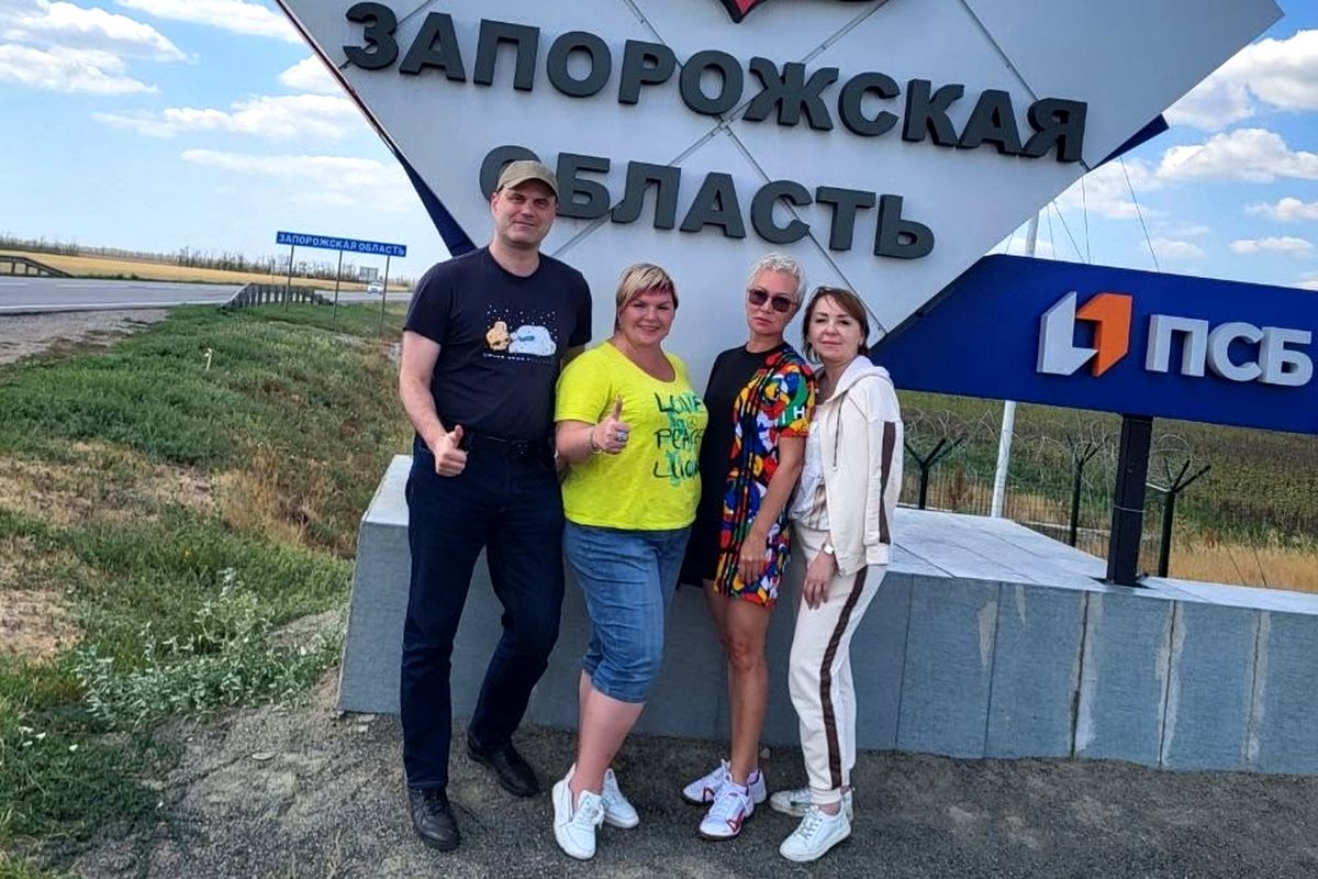 Мурманский Вестник новости Здоровье культура единство мурманские общественники посетили Приморский район Мурманская область продолжает активное участие в восстановлении и развитии Приморского района Запорожской области развивая сотрудничество в сфере социальной инфраструктуры культуры и здравоохранения Недавно члены Общественной палаты Мурманской области и областной организации Профсоюза работников здравоохранения РФ посетили этот район провели встречи с местными представителями администрации и медицинского сообщества ознакомились с социальной инфраструктурой молодежными и спортивными объектами Особое внимание в ходе визита уделялось вопросам обмена опытом оказания поддержки внедрению современных технологий и культурному наследию а также определению востребованных форм помощи Жители Приморска подробнее на канале Мурманский Вестник новости