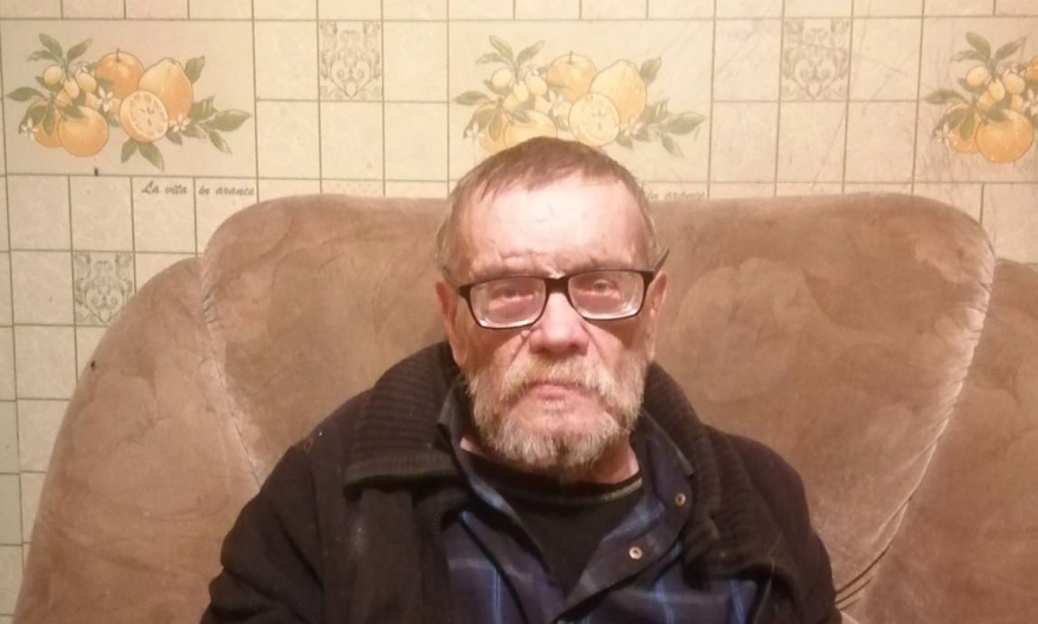 Автор романов Сварог и Охота на пиранью Александр Бушков умер в возрасте 69 лет Об этом сообщил писатель фантаст Дмитрий Иванов который опубликовал сообщение от бывшей жены автора Елены У Бушкова остановилось сердце По информации издания Аргументы и факты с середины сентября 2025 года писатель находился в больнице где проходил лечение от пневмонии Писательскую карьеру Бушков начал в редакции Молодой гвардии Его первая повесть была опубликована в 1981 году первая книга в 1986 году Бушков работал в жанрах остросюжетного детектива и фэнтези автор исторических сочинений Наиболее известны его циклы романов Пиранья Бешеная а также Сварог о майоре ВДВ который попал в параллельный мир Фото Александр Бушков VK Читать РБК в Telegram