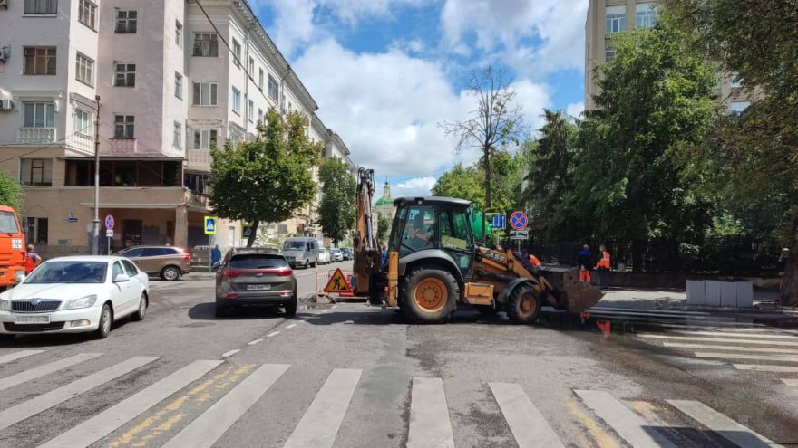 В центре Воронежа из-за коммунальной аварии провалился асфальт  Одну полосу на улице Орджоникидзе перекрыли для работ специалистов. Там работают 7 человек.  Трубопровод находится на глубине четырёх метров. Воду отключать не будут.