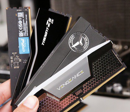 Четырехкратный рост цен на память с сентября сопровождается активностью перекупщиков ComputerBase Анализ европейских онлайн магазинов проведенный сайтом ComputerBase показал что резкий рост цен на оперативную память сопровождается высокой активностью онлайн перекупщиков искажающих ценовую картину рынка Согласно проведенному исследованию средняя стоимость комплектов DDR4 и DDR5 по сравнению с сентябрем выросла примерно на 344 то есть более чем в четыре раза