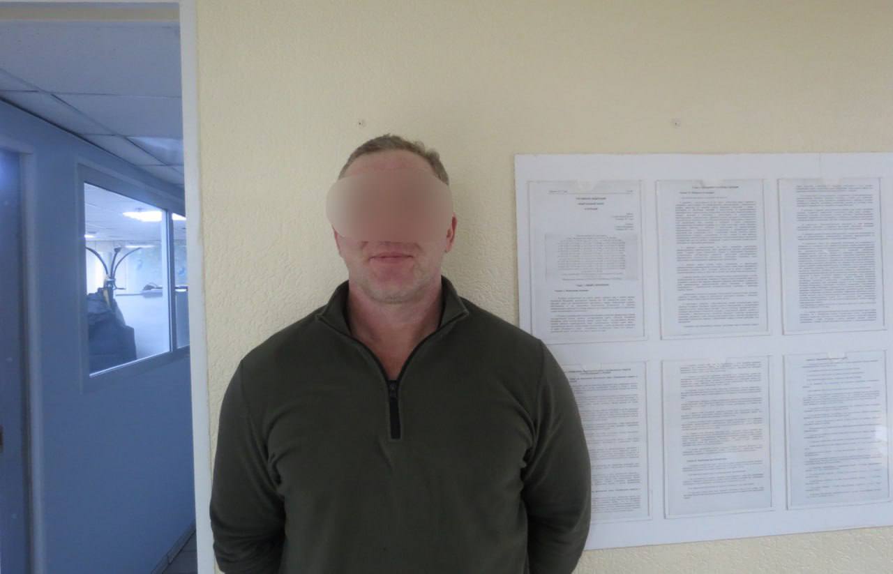 Захотел покурить на борту самолета оказался в полиции В аэропорту Кольцово задержали 50 летнего мужчину который нарушил правила в самолете Жителя Майкопа заметила бортпроводница Его задержали сразу при приземлении Теперь мужчина должен заплатить штраф УТ МВД России по УрФО