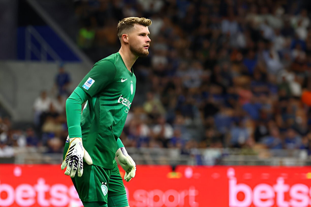 La Repubblica Голкипер Интера Хозеп Мартинес на своём автомобиле сбил пожилого мужчину в инвалидной коляске который скончался на месте Погибшему было 81 год Инцидент случился рядом с клубной базой нерадзурри Как сообщает издание удар был крайне сильным На место прибыли медики вертолёт скорой помощи и карабинеры но попытки реанимировать мужчину оказались безуспешными По предварительным данным у пожилого человека в кресле коляске мог случиться приступ из за чего он выехал на встречную полосу где в тот момент двигался автомобиль Мартинеса Футболист сразу остановился и попытался оказать помощь однако спасти пострадавшего не удалось