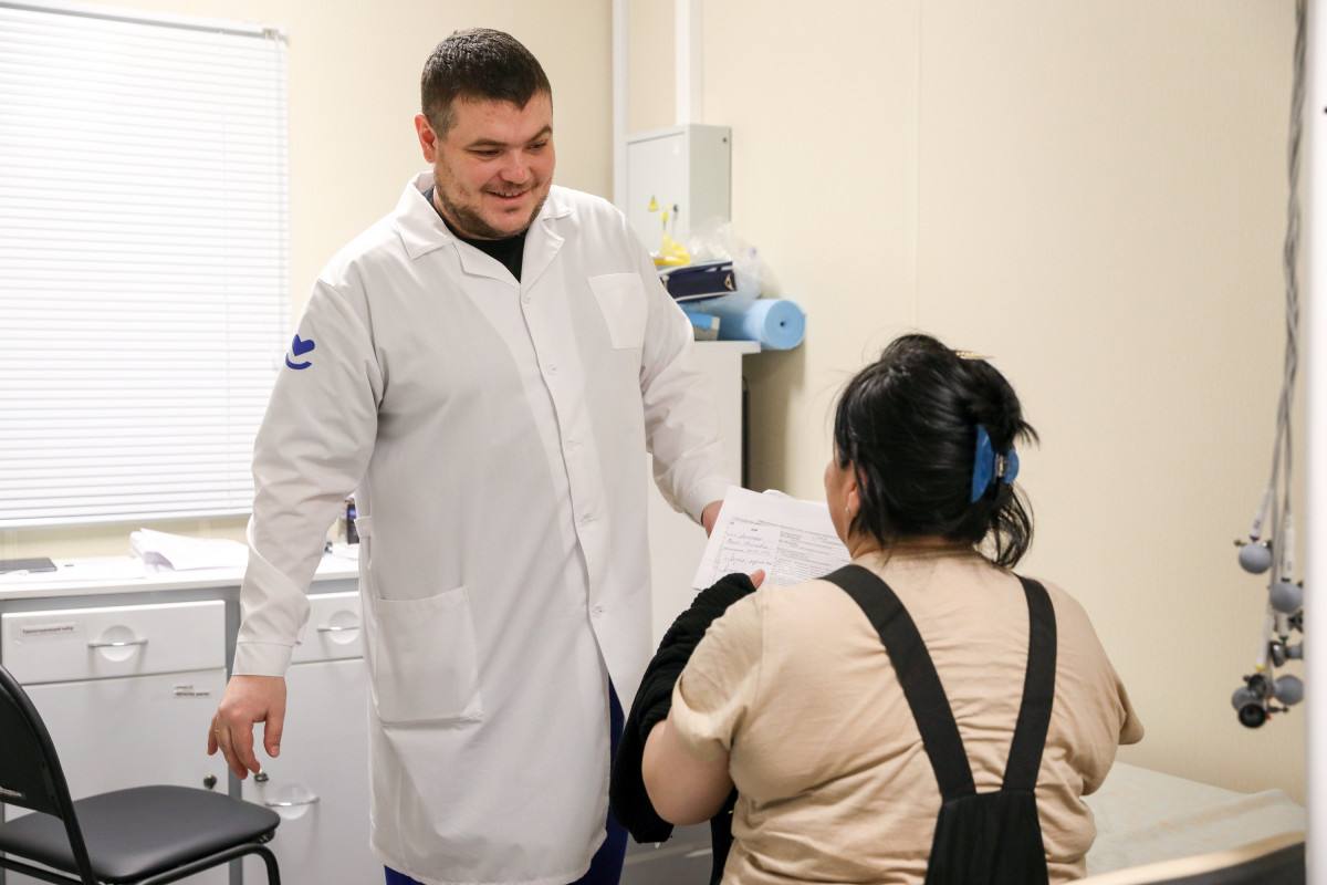 В НАО более 300 медработников получают специальные социальные выплаты Об этом сообщили в региональном отделении Социального фонда России. С начала года Отделение Социального фонда России по Архангельской области и НАО назначило специальную социальную выплату 341 медицинскому работнику из 2 учреждений округа. На эти цели было направлено свыше 45 миллионов рублей. Такие выплаты полагаются медицинским работникам первичного звена центральных районных, районных и участковых больниц, а также работникам станций и отделений скорой помощи, пояснили в ведомстве. Размер выплаты варьируется от 4,5 до 50 тысяч рублей в зависимости от категории специалиста, типа медицинского учреждения, а также от численности населённого пункта, в котором расположена медорганизация. Медики из сельской местности получают данную выплату в увеличенном размере. В НАО максимальный размер выплаты составляет 50 тысяч рублей для врачей и 30 тысяч — для среднего медперсонала. — Медицинским работникам не нужно подавать заявления и предоставлять какие-либо подтверждающие документы. Специальную социальную выплату мы назначаем на основании данных от медицинских организаций региона, которые формируют электронный реестр работников, имеющих право на получение выплаты, и передают его в региональное Отделение Соцфонда. Уведомление о начислении выплаты поступает в личный кабинет получателя на портале Госуслуг, — отметил управляющий Отделением СФР по Архангельской области и НАО Николай Дедюрин. Медицинское учреждение, где работает сотрудник, должно входить в государственную или муниципальную системы здравоохранения и участвовать в базовой или территориальной программах обязательного медицинского страхования. Поскольку выплата носит социальный характер, она не входит в расчёт среднего заработка, не облагается подоходным налогом и не подлежит удержанию по исполнительным листам. Перечисление средств производится медицинским работникам, занимающим штатные должности, в том числе находящимся в отпуске по уходу за ребёнком и работающим на условиях неполного рабочего времени, а также тем, кто устраивается на работу впервые. Фото: Екатерина Эстер/НАО24
