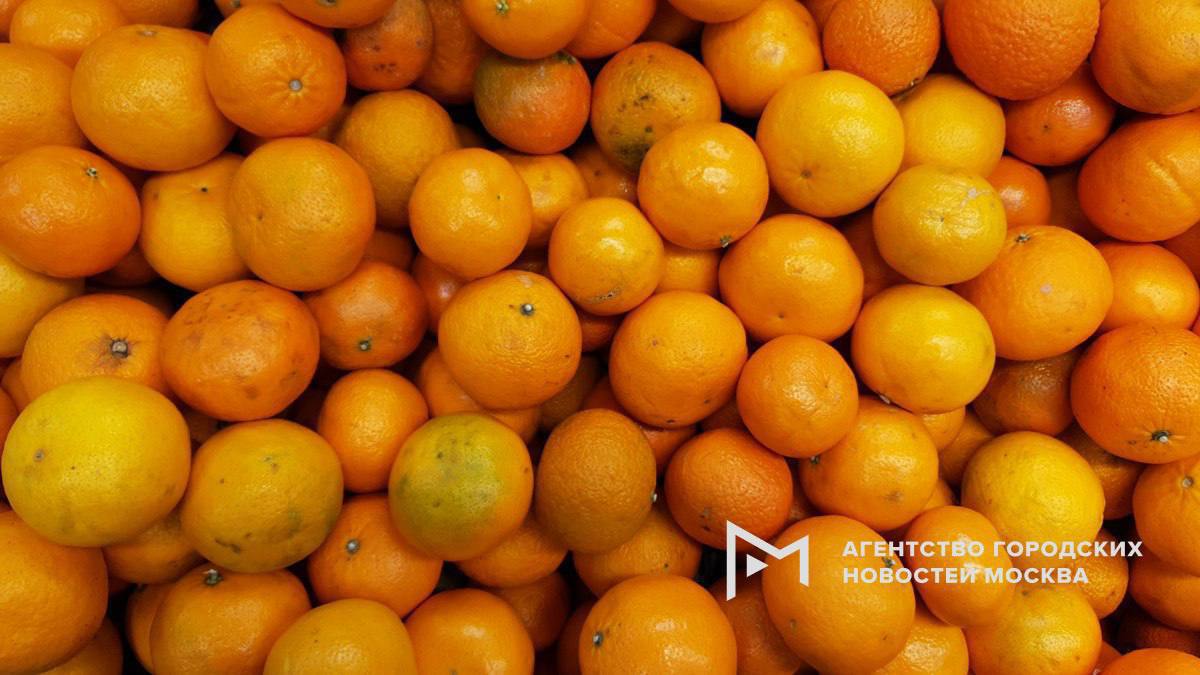 Только три мандаринки можно съедать за день предупредили врачи  Превышение рекомендуемых норм может вызвать аллергию Не следует также давать цитрусовые детям до трех лет потому что это тяжелый продукт для незрелой пищеварительной системы Фото и информация АГН Москва знаниевгороде