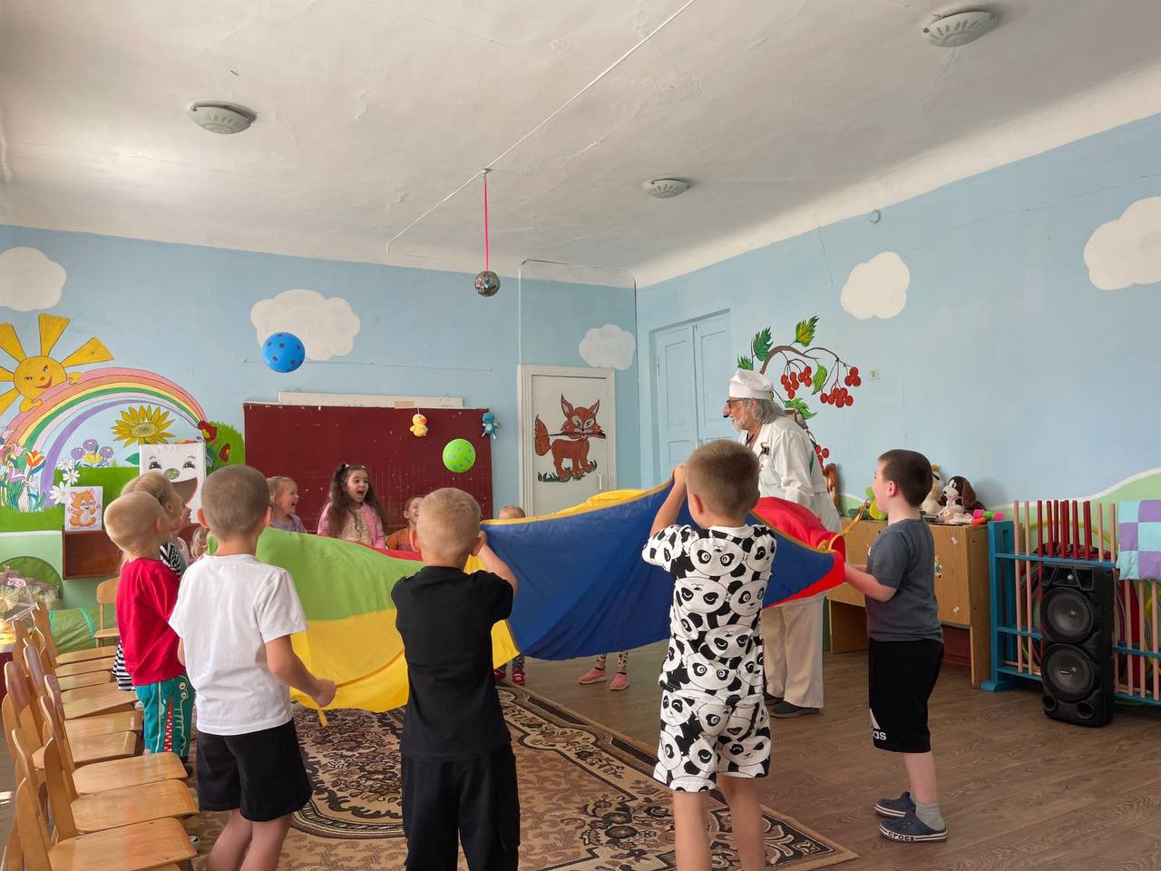 Волонтеры Центра гуманитарной помощи и ситуационного реагирования посетили детский сад Херсонской области. Дошкольное учреждение расположено в прифронтовой зоне, и юные воспитанники редких гостей встречают с особой радостью. Совместно с неравнодушными новороссийцами удалось собрать и передать детские игрушки, сладкие подарки, канцтовары и наборы для творчества, а также необходимую бытовую химию. В гости к ребятам из города-героя приехал аниматор, который провел веселые конкурсы и игры, ведь каждая счастливая минута для них и их родителей – самый главный подарок. Работа Центра гуманитарной помощи продолжается. Волонтеры ежедневно принимают, сортируют и отправляют посылки для мирных жителей вновь присоединенных территорий.