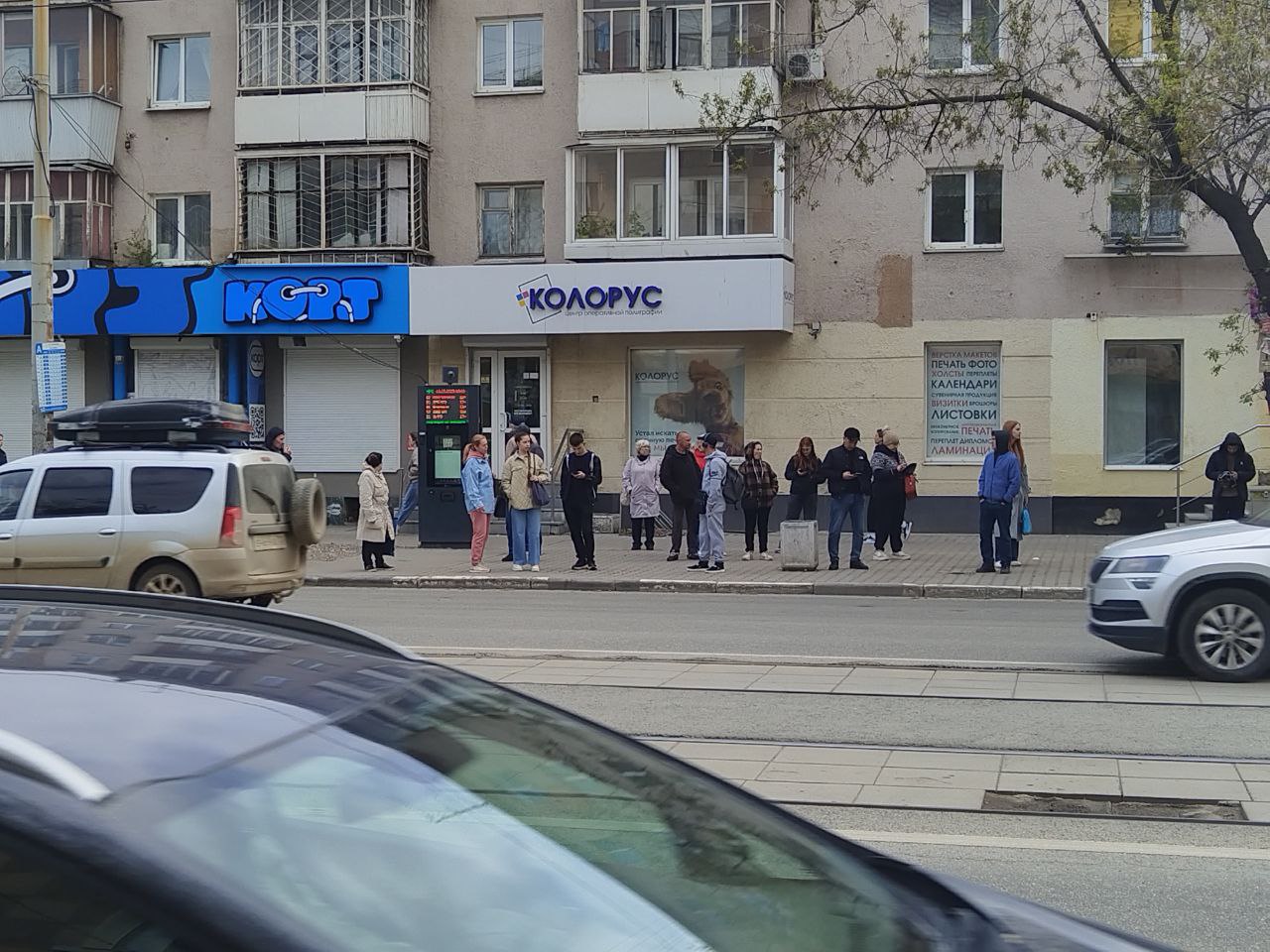 В Екатеринбурге снесут еще 318 остановочных комплексов Такую цифру на заседании комиссии по экономическому развитию Екатеринбургской гордумы озвучил директор департамента транспорта Екатеринбурга Игорь Ощепков. При этом в бюджете на текущий год заложены деньги всего на 75 новых остановок. Может быть найдут денег еще на 30. Установят их к концу года, что возмутило депутата гордумы Сергей Козлова. Надо уменьшать сроки, какой декабрь! Нас просто съедят. В сентябре давайте хотя бы 75 навесов установим, – посетовал парламентарий. А пока что о наличии остановок в разных частях города после сноса старых комплексов напоминают лишь информационные табло. Как на этом фото, сделанном у метро станции «Чкаловская».