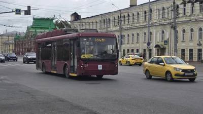 Калужская администрация похвалилась что купила троллейбусы дешевле чем тульские власти Калужский троллейбусный парк получит 53 новые машины по 22 5 млн рублей за каждую единицу Местные власти уверены что их секрет успеха заключается в грамотном проведении торгов Город не только увеличивает количество транспорта но и делает это по выгодной цене Калуга платит за каждый троллейбус 22 5 млн рублей что значительно меньше чем другие города например Тула 31 млн рублей сообщает администрация Калуги