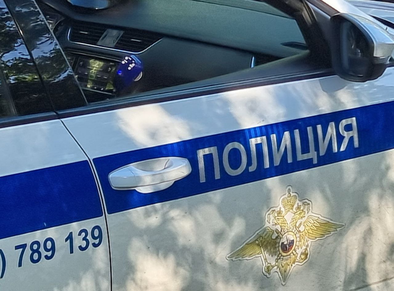 Ударил головой полицейского — вместо извинений получил уголовку В Холмске пьяный 42-летний мужчина пошёл вразнос: вместо того чтобы объясниться с полицейскими, схватил одного из них за куртку и ударил в лицо головой. Всё произошло 26 мая в подъезде дома на улице Школьной, куда прибыла группа реагирования. После конфликта дебошира задержали. В его отношении возбудили уголовное дело по статье 318 УК РФ — за применение насилия в отношении представителя власти. Сейчас идёт следствие. Источник: СУ СК РФ по Сахалинской области #Местное Прислать новость Буст