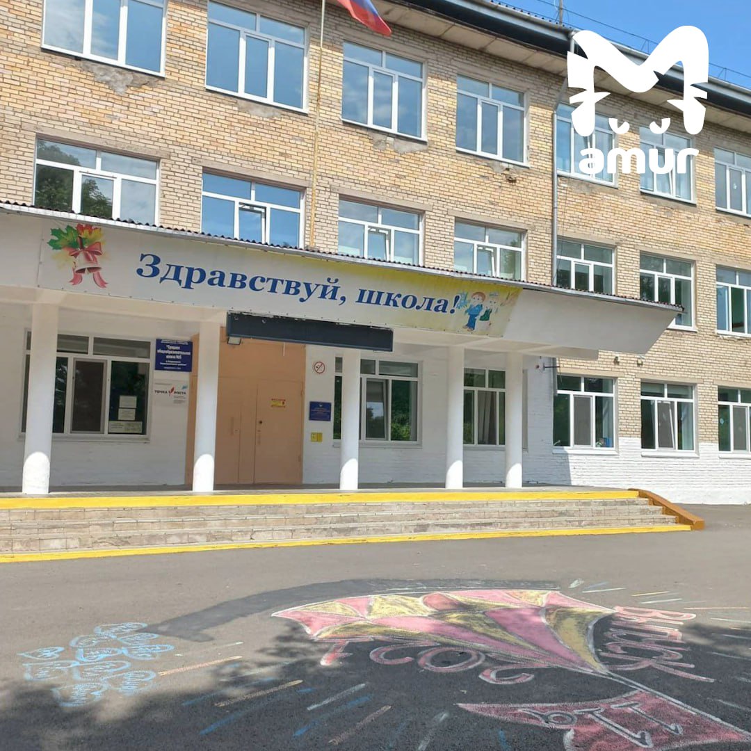 Ребёнок умер, надышавшись газом возле школьного стадиона в Приморье. Пятиклассника без сознания заметили ученицы СОШ № 5 в Тавричанке, девочки сразу вызвали скорую. Медики констатировали смерть. Рядом с телом лежали газовые баллончики. Очевидцы рассказывают, что мальчик был с приятелем — тот в какой-то момент очнулся и сбежал. Погибшему было 12, он из многодетной семьи. По информации Amur Mash, хоронить его будут в Спасск-Дальнем, где у него родственники.