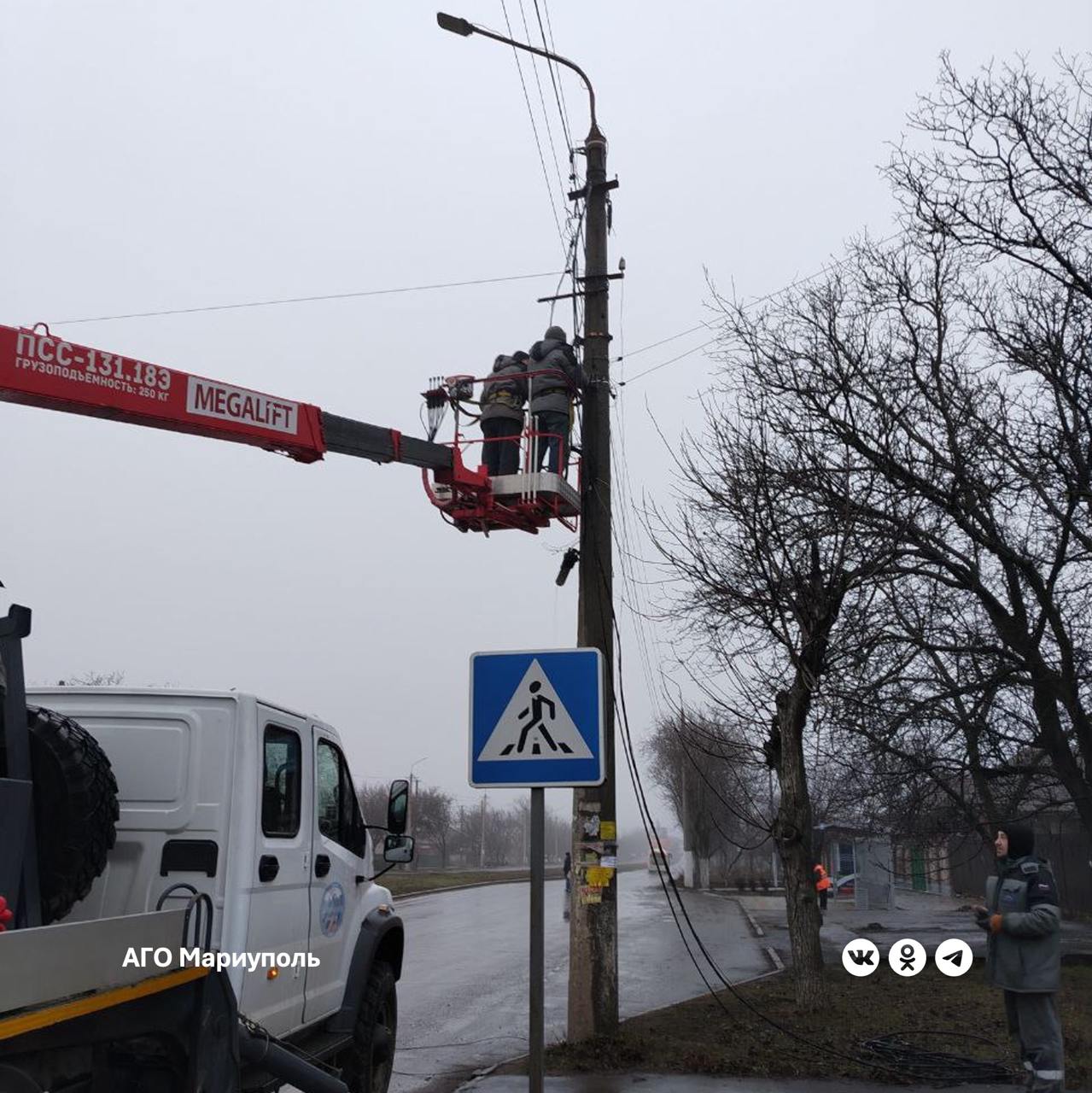 За прошлую неделю «Мариупольгорсвет» смонтировал более 600 метров провода   С применением 8 единиц спецтехники электрики смонтировали и отремонтировали 615 метров провода, установили 17 новых светильников и демонтировали 112 метров неремонтопригодного кабеля, а также 6 вышедших из строя ламп наружного освещения.   В Жовтневом районе специалисты вели работы по улицам Каффайской и К. Либкнехта, в сквере у площади Ленина.   В Приморском районе – на ШУ-12 и ШУ-62.   В Ильичевском районе – по улицам Мамина-Сибиряка и Карпинского.   В Орджоникидзевском районе – по улицам Полетаева и Олимпийской, на ШУ-502.   Сотрудники монтажного участка предприятия были задействованы в работах по улицам Гайдара и Каффайской, на полигоне «Площадка Б».