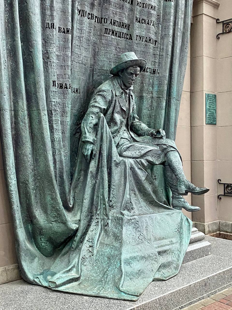 Уважаемые зрители Билеты в Театр Вахтангова на апрель на спектакли Основной сцены уже доступны В 15 00 начнётся продажа билетов на Новую сцену на Симоновскую в Студию в Арт кафе а также на экскурсии Напоминаем  Именные билеты в Театр Вахтангова по паспортам введены на данный момент только на 3 спектакля Генерал и его семья Наш класс Утиная охота  На спектакли Павел I Повесть о Сонечке и Ночь перед Рождеством действуют правила спецпрограмм Билеты возврату не подлежат Пожалуйста ознакомьтесь с правилами заранее есть ссылка на странице каждого спектакля Генеральный партнёр Театра Вахтангова Банк ВТБ