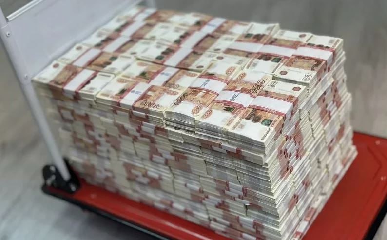  Российские банки в этом году могут не побить рекорд прибыли 2024 года Как спрогнозировали в АКРА, скорее всего, она будет ниже. Высокая процентная ставка оказала влияние на темпы роста банковского сектора, что стало причиной и снижения доходов. В Сбербанке также считают, что российский банковский сектор вряд ли сможет по итогам 2025 года получить такую же прибыль, как годом ранее. Главная причина— это резкое торможение экономического роста. Согласно данным ЦБ, чистая прибыль банковского сектора за прошлый год достигла максимальных за все время 4,039 трлн рублей, обновив рекорд 2023 года в 3,282 трлн рублей. При этом без учета поступлений от дочерних банков сектор заработал 3,8 трлн рублей.