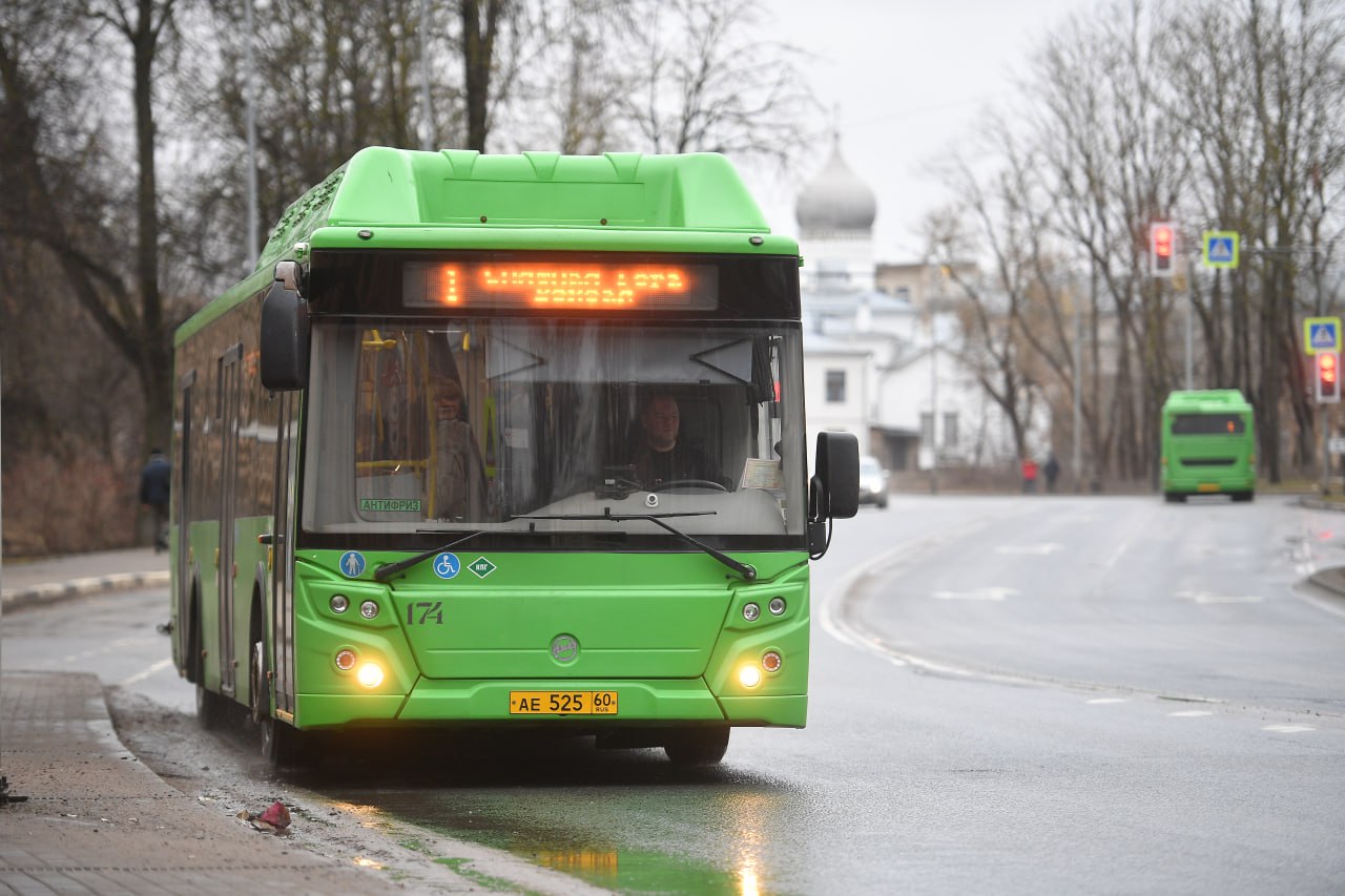 Из Якутска возобновили автобусные рейсы в четыре улуса С 5 января возобновлены регулярные межмуниципальные автобусные перевозки из Якутска в Горный Намский Хангаласский и Чурапчинский улусы Об этом сообщили в Минтрансе Якутии Ранее рейсы были приостановлены из за отсутствия финансирования В настоящее время движение восстановлено расписание согласовано с органами местного самоуправления Автобусы курсируют по понедельникам вторникам пятницам субботам и воскресеньям среда и четверг являются выходными днями Пассажирские перевозки осуществляются по маршрутам 201 202 203 206 и 206А