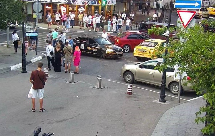 Сбивший насмерть пенсионерку в Ялте водитель пойдет под суд Житель Ялты будет привлечен к ответственности за ДТП со смертельным исходом которое произошло 27 июня Водитель автомобиля Шкода из за дорожного затора остановился на регулируемом пешеходном переходе у дома 1 на улице Рузвельта В этот момент он начал движение задним ходом и сбил пешехода который находился на проезжей части В результате дорожно транспортного происшествия потерпевшая получила телесные повреждения в виде закрытого оскольчатого перелома шейки левой бедренной кости сообщили в прокуратуре Пострадавшую доставили в больницу но несмотря на усилия врачей ее состояние ухудшилось и она скончалась Фото прокуратура Крыма Tg Подписывайся на truekpcrimea