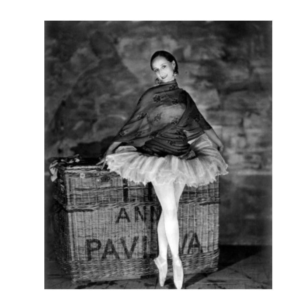 Балерину Анну Павлову одноклассницы прозвали шваброй а она покорила весь свет 145 лет назад родилась балерина Анна Павлова легенда русского балета символ непередаваемого изящества и грации Будущая звезда появилась на свет в бедной семье но поднялась до самого верха аристократического общества ей рукоплескали зрители более чем 40 стран Балериной Анна решила стать после того как увидела постановку Спящая красавица в Мариинском театре В десять лет ее приняли в Императорское театральное училище Заниматься было сложно Павлова была очень худенькой и хрупкой Балерины тогда были совершенно иными мускулистыми и крепкими За худобу одноклассницы прозвали Анну шваброй Павлова пыталась много есть активно пила рыбий жир Однако ее учитель ведущий танцовщик Мариинского театра Павел Гердт отговорил ее от идеи поправиться до стандартов А другой педагог знаменитый балетмейстер Мариус Петипа заявил что Павлова как пушинка на ветру будет летать на сцене Так и случилось rodinargru