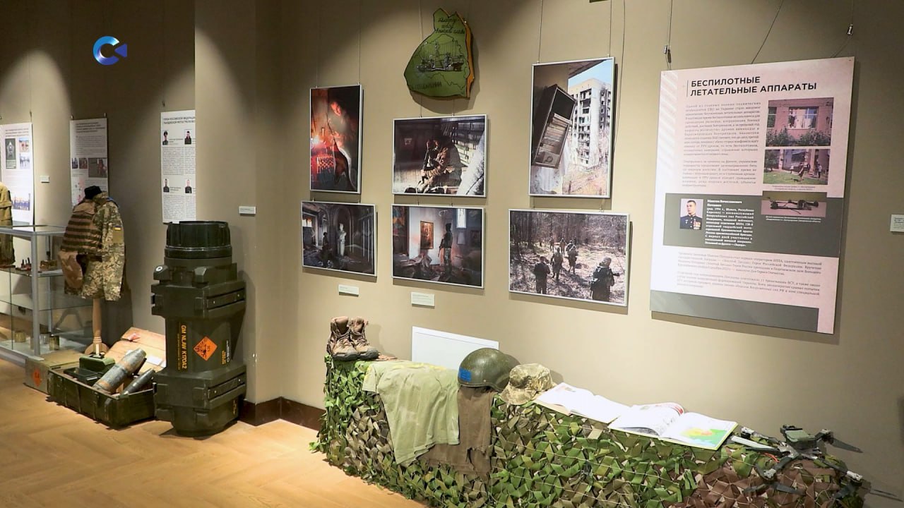 Участники программы Герои Карелии посетили выставку России славные сыны Экспозиция в музее Кижи посвящена двум Отечественным войнам и специальной военной операции Каждый экспонат свидетель героизма наших бойцов Каждый призывает задуматься о связи поколений и цене мужества Посещение культурных площадок ветеранами СВО стало неотъемлемой частью кадровой программы где слушатели знакомятся с историей России и республики а также богатым наследием края