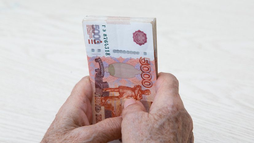 В Роскачестве рассказали, как пенсионерам получить ежемесячную денежную выплату ⁠ Некоторые категории пенсионеров имеют право на набор социальных услуг  НСУ , включающий бесплатные лекарства, санаторно-курортное лечение и проезд в пригородном транспорте, рассказали RT в пресс-службе Роскачества.«К таким льготникам относятся пенсионеры с инвалидностью, дети-инвалиды, граждане, получившие инвалидность во время военных действий, ветераны боевых действий, участники и дети Великой Отечественной войны, узники концлагерей, жители блокадного Ленинграда, Севастополя и Сталинграда, труженики тыла, а также граждане, пострадавшие от радиационных катастроф», — отметили эксперты.  При этом, как объяснили специалисты, вместо НСУ можно выбрать ежемесячную денежную выплату.  «Для этого нужно подать заявление в отделение Соц...  Подробнее>>>