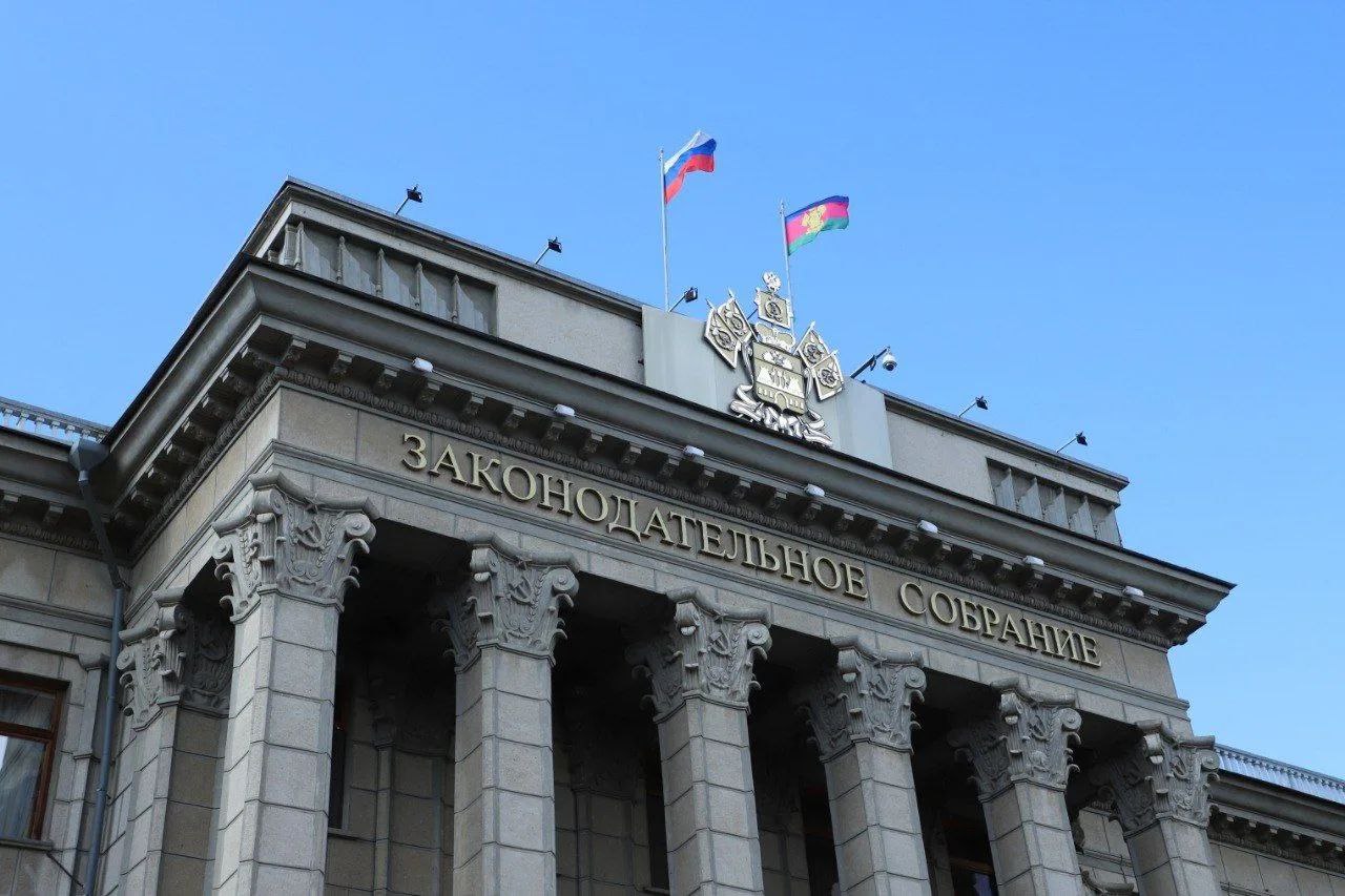 В Краснодарском крае введены административные штрафы за публикацию фото и видео с последствиями атак беспилотников в том числе показывающих расположение сил ПВО Для граждан штраф составит от 1 до 3 тысяч рублей для должностных лиц от 10 до 30 тысяч для юридических от 50 до 100 тысяч За повторное нарушение размер штрафов увеличивается для граждан до 5 тысяч рублей для должностных лиц от 30 до 50 тысяч для организаций от 100 до 300 тысяч Запрет на распространение такой информации был установлен в регионе ранее 5 сентября По словам председателя ЗСК Юрия Бурлачко введение штрафов стало логичным продолжением работы по обеспечению безопасности и предупреждением для тех кто игнорирует запреты Аналогичные ограничения действуют и в соседних регионах включая Ростовскую область и Крым Югополис Прислать фото или видео