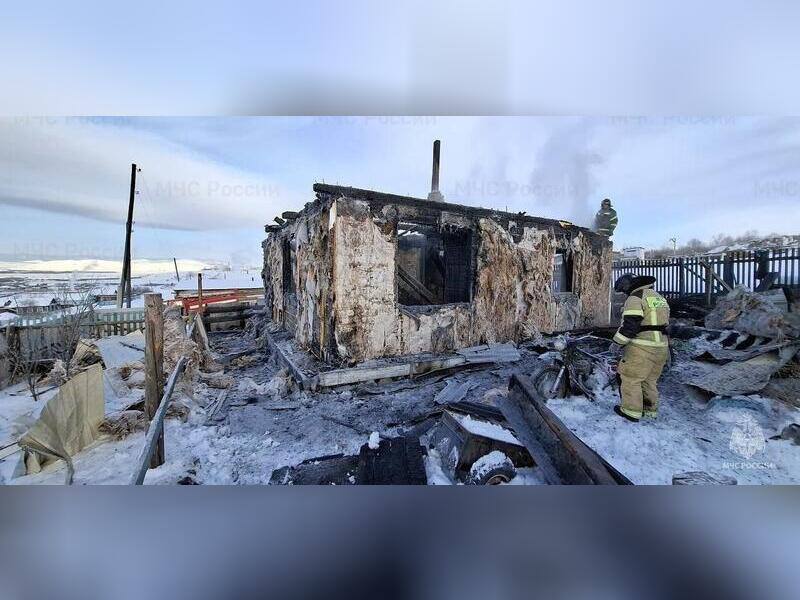 В Забайкальском крае мужчина погиб в результате пожара в своем частном доме.  Трагедия произошла сегодня в селе Копунь. 52-летний владелец жилья получил ожоги на 98% тела и скончался по дороге в больницу.  Согласно информации от МЧС, предварительной причиной возгорания стало короткое замыкание в прихожей, откуда огонь быстро распространился по всему дому.    -75, Чита   Отправь контент, а мы опубликуем