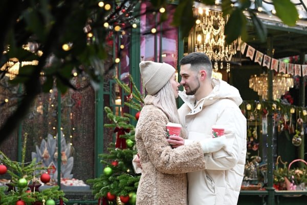 86 россиян хотя бы раз в жизни испытывали настоящую любовь По данным опроса 56 жителей страны сейчас влюблены У 58 человек из ста в жизни была одна настоящая большая любовь Каждый пятый влюблялся по настоящему дважды 9 три раза и более Всего 10 респондентов отметили что в их жизни пока не было большой любви Аналитики отмечают что в проявлении эмоций и чувств россиян отличает бескомпромиссность сдержанность и избирательность Если плачем то навзрыд и по вескому поводу если влюбляемся то желательно на всю жизнь не размениваясь на мимолётные интриги прокомментировала результаты опроса эксперт ВЦИОМ Людмила Карпова По её словам любовь для россиян ценный и дефицитный ресурс а не продукт массового потребления Подписаться на Говорит Москва Telegram VK MAX