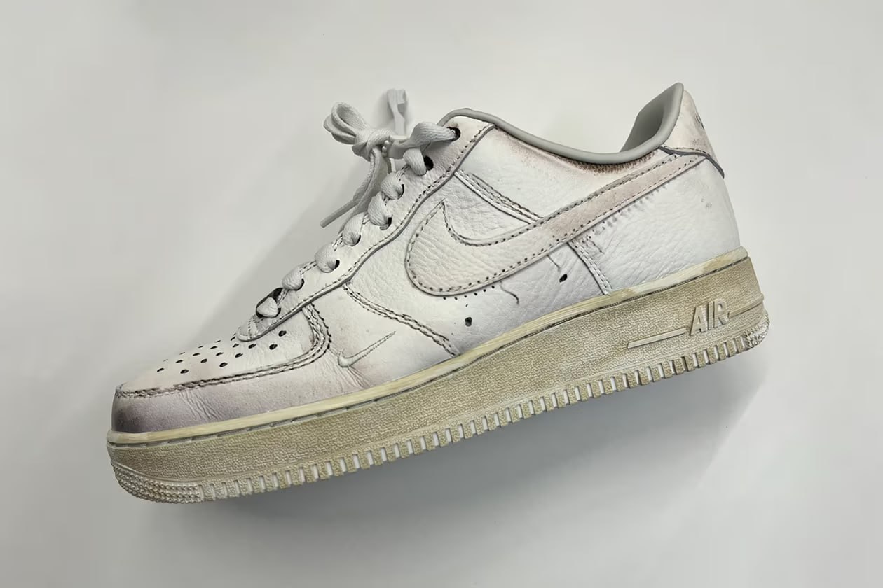 Nike выпустила новые кроссы - Air Force 1 Dirty Triple White, которые уже из коробки выглядят поношенными.  Верхний «грязный» слой постепенно стирается во время носки, и кроссы становятся чище со временем.  Стоимость в США - $130.   Умный маркетинг