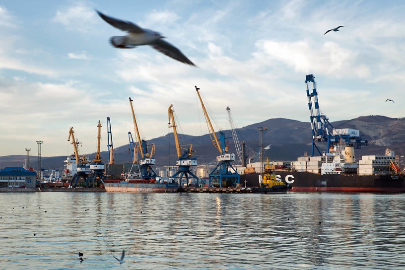 КТК прекратило перевалку нефти ввиду неблагоприятных метеоусловий консорциум Отдельно компания отметила что на ритмичность отгрузок нефти в значительной степени повлиял результат террористической атаки безэкипажным катером на ВПУ 2 и его повреждение а также проведение ранее начатых ремонтных работ на ВПУ 3 осложненных тяжелыми гидрометеорологическими условиями зимнего периода О стабильном возобновлении работы нефтепровода и возвращении в штатный режим отгрузки нефти на МТ будет сообщено дополнительно jkinvest news jkinvest