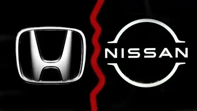 Honda наезжает на Nissan  О том, что компании не договорились о слиянии, вы уже знаете. Однако, тема набирает новый виток: Honda готова тащить Nissan из болота, но при одном условии – если в отставку уйдет Макото Учида, нынешний глава Ниссана.  Вообще-то, Учида – человек уважаемый. И он был за слияние с Хондой. Однако некоторые ниссановские бонзы заняли противоположную позицию, поскольку понимали, что слетят со своих должностей. Они-то хотели войти в союз с Хондой на равных, а Хонда готова взять Ниссан только как дочернюю компанию – в подчинение.  А зачем в дочерней компании столько руководителей-чужаков? Совет директоров подрежут, введут в него своих, хондовских людей… Вот поэтому совет директоров Ниссана и проголосовал против объединения с Хондой.  Глава Honda Тосихиро Мибе:   – Мне в самом деле жаль, что все так закончилось.  Ниссану дают последний шанс: поставить вместо Макото Учиды другого руководителя, который найдет общий язык с «оппозицией». Кто его должен сместить – не очень понятно.   Между тем, на компанию Nissan уже положила глаз известная тайваньская компания Foxconn, которая занимается производством смартфонов Apple и других электронных гаджетов. Интересно, в какую сторону повернется Nissan – поближе к своим нынешним конкурентам или подальше от них, к тайваньским воротилам большого бизнеса. А делать что-то надо: ценные бумаги Ниссана сейчас оцениваются S&P как «мусорные».