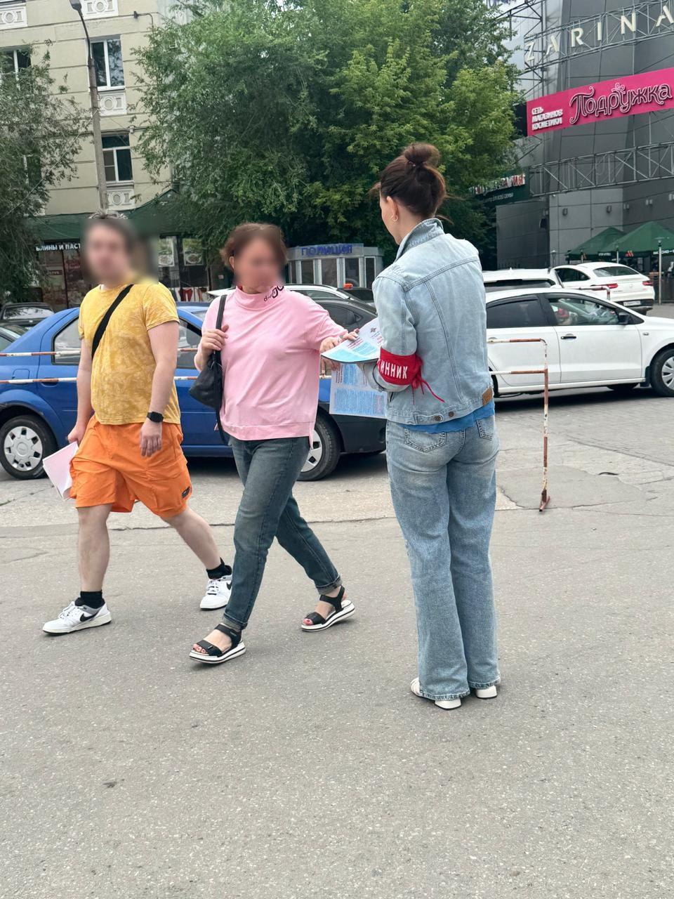 В Железнодорожном районе областного центра проведены мероприятия по профилактике интернет-мошенничества. Дружинниками отряда «Железнодорожный» совместно с представителями ОМВД России по Железнодорожному району города Рязани организованы профилактические беседы с жителями в местах массового скопления людей. В ходе акции гражданам разъяснили виды и методы интернет-мошенничества, а также меры предосторожности при использовании сети. Жителям также раздали информационные памятки с рекомендациями по защите личных данных и предотвращению мошеннических действий. Такие мероприятия направлены на повышение осведомлённости населения и снижение случаев киберпреступлений.