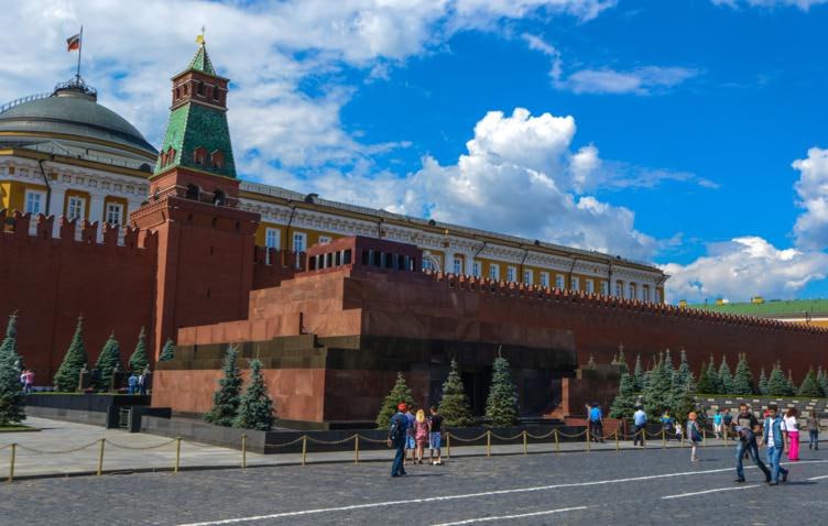 В Минкультуры сообщили о планах провести реставрацию Мавзолея Ленина Ведомство заключило контракт на 19,6 млн рублей на проведение работ по сохранению объекта культурного наследия федерального значения. Как указано в тендере, строители должны провести противоаварийные и восстановительные работы, а также приспособить Мавзолей к современному использованию. Реставрацию будет проводить группа компаний «ЕКС» до 19 июня 2027 года. Подпишись на «Говорит Москва»
