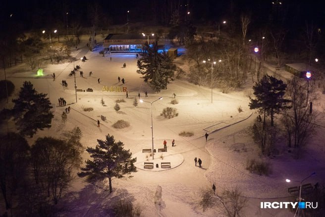 Вы коньки пока не доставайте Потому что каток на острове Конный в Иркутске должны залить только к 21 декабря Демонтировать его планируют в начале марта с 1 по 10 число Торги проводит муниципальное учреждение Городская среда Подрядчик которого выберут по итогам конкурса должен будет и залить каток и содержать его В обязанности входит регулярная очистка и подливка льда причем по строгому графику два раза в день в декабре ежедневно в январе и один раз в два дня в феврале В документах отдельно подчеркивается что лед должен быть гладким ровным и безопасным без трещин снега и мусора Начальная цена контракта составляет 2 7 миллиона рублей Победителя конкурса определят уже в середине ноября Ircity теперь в MAX