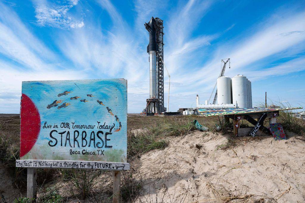 В США появился город Илона Маска — Starbase получил официальный статус Космодром Starbase в Техасе стал полноценным городом. За создание муниципалитета проголосовали его жители — в основном сотрудники SpaceX. Мэром и комиссарами также стали представители компании. Теперь SpaceX получит больше контроля над территорией, включая закрытие доступа к пляжу Бока-Чика. Местные опасаются, что новые правила ограничат права прежних жителей и гостей — от передвижения до шума и застройки.