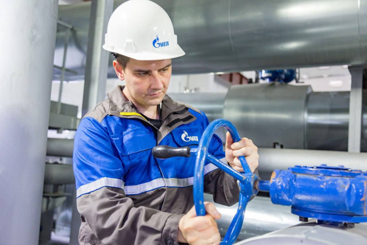 В связи с похолоданием в Москве была проведена корректировка работы системы отопления В соответствии с прогнозом погоды повысили температуру магистрального теплоносителя в тепловых сетях Регулирование отпуска тепла осуществляется заблаговременно за счет понижения или повышения температуры теплоносителя и увеличения или сокращения его объема рассказал заместитель Мэра Москвы Пётр Бирюков