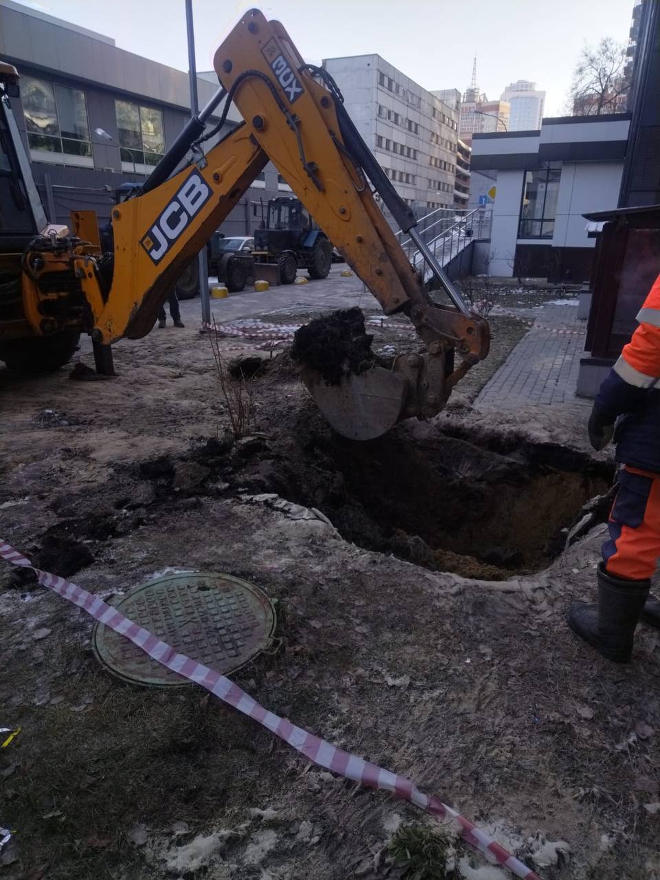 «РВК-Воронеж» приступили к починке водопровода в ЖК «Современник». Там рассказали, что на месте работают пять единиц техники и десять специалистов. На данный момент вырыт котлован.   UPD. Около 14 часов утечку устранили.    Подписывайся на «Площадь»